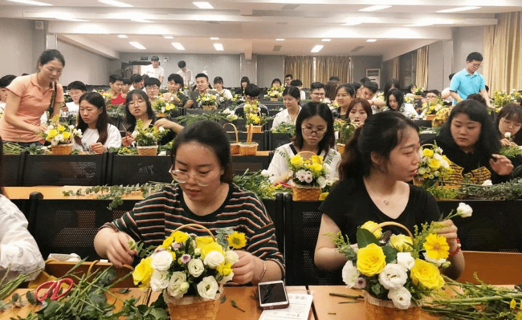 环境设计专业学生用鲜花进行现场实操--自然系的插花训练