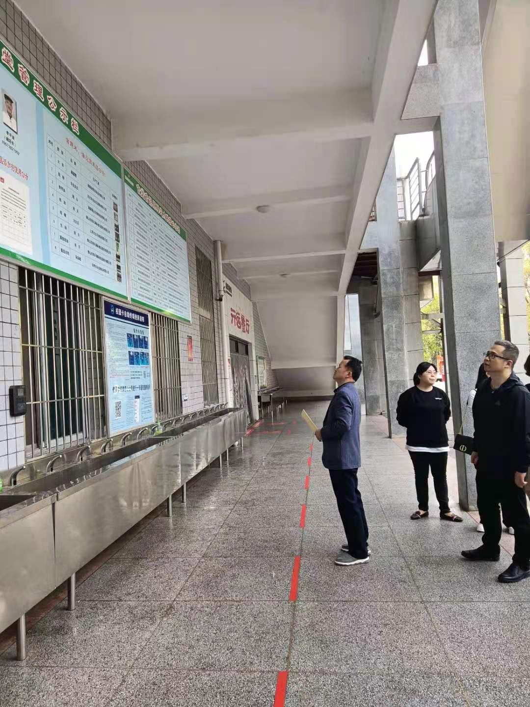 图一:省市场监管局领导对食堂公示栏项目视察