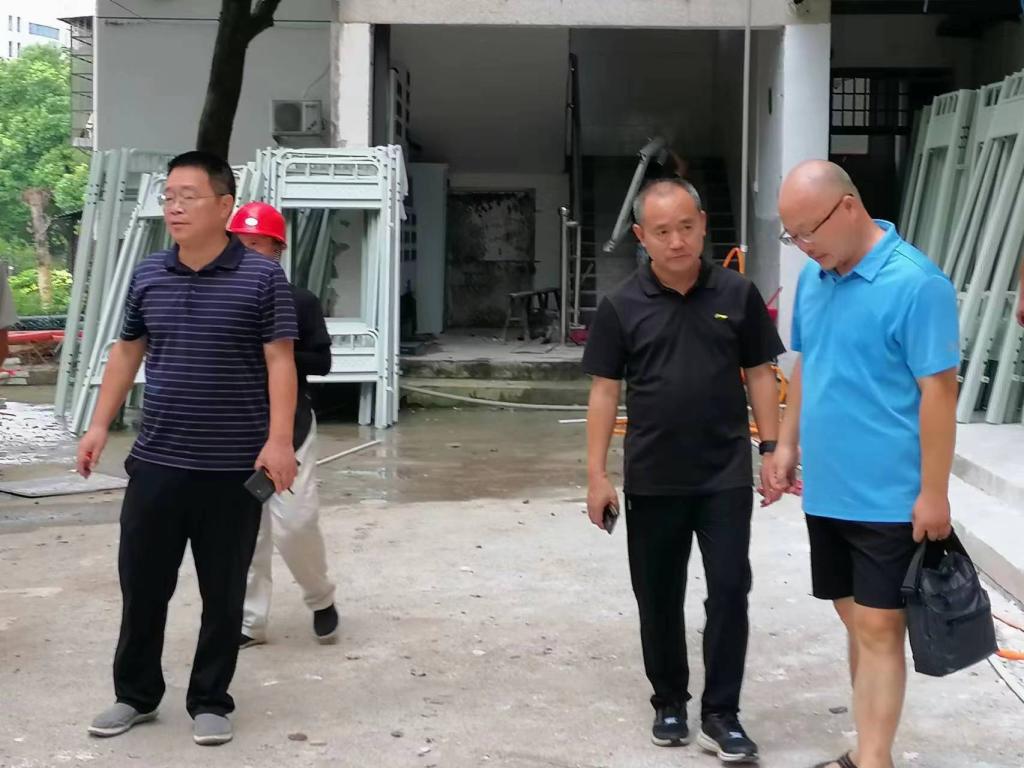 图2:刘铁峰在成德楼施工场地听取工程情况汇报