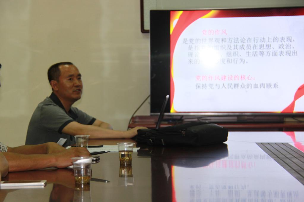 刘铁峰副校长认真讲解党的纪律与作风内容