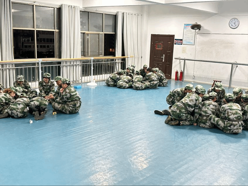 (同学们进行组队)