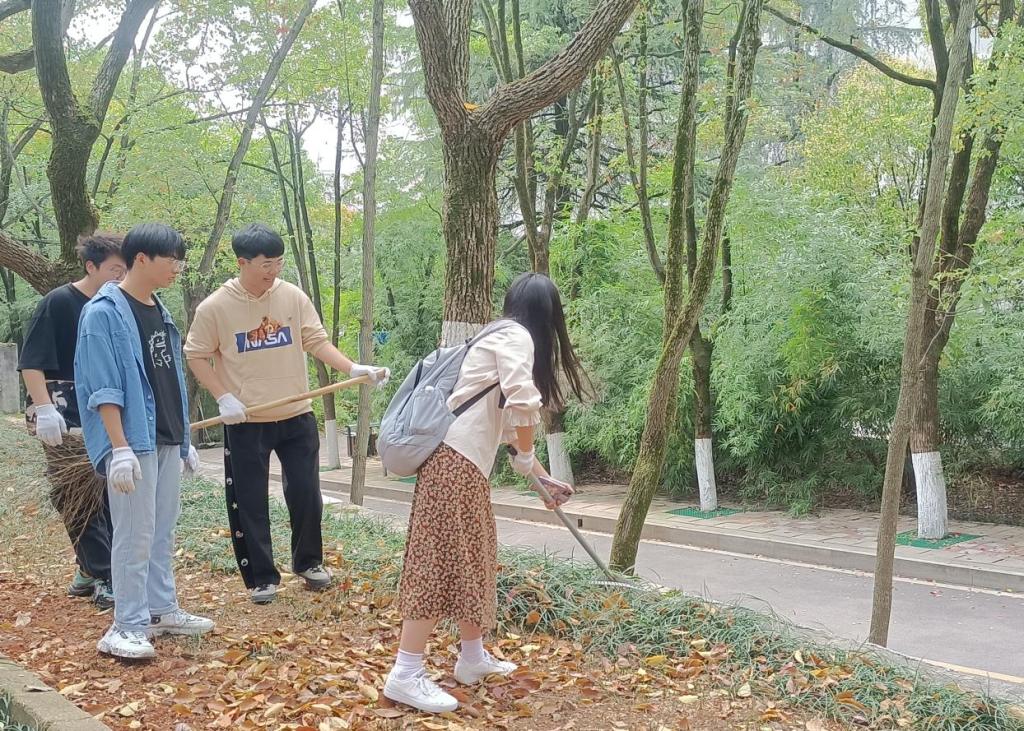 同学们打扫花坛落叶