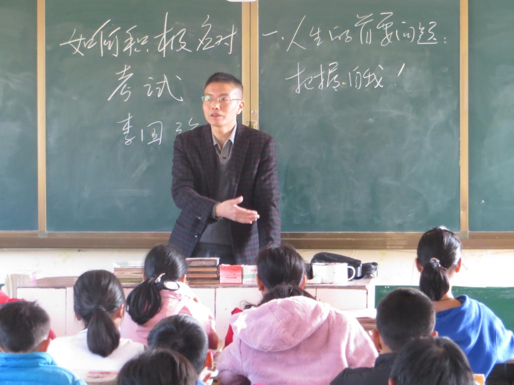 项目组主要成员李国强教授为双江中学学生做积极应对考试焦虑问题的专题讲座