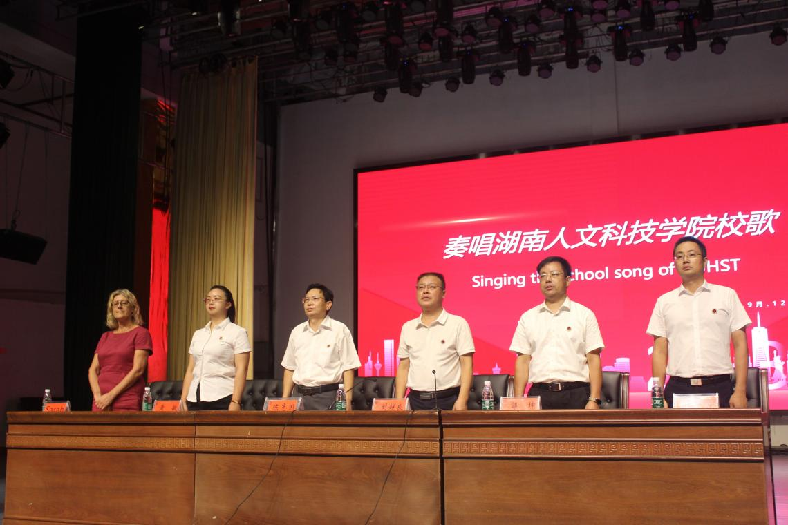 (奏唱澳门十大赌博正规官网校歌)