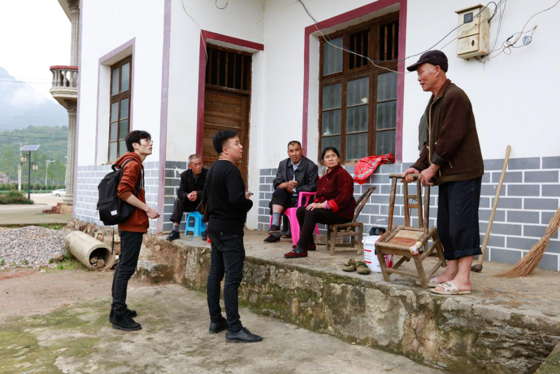 环境设计专业龙选君老师带领学生在农户家中调查