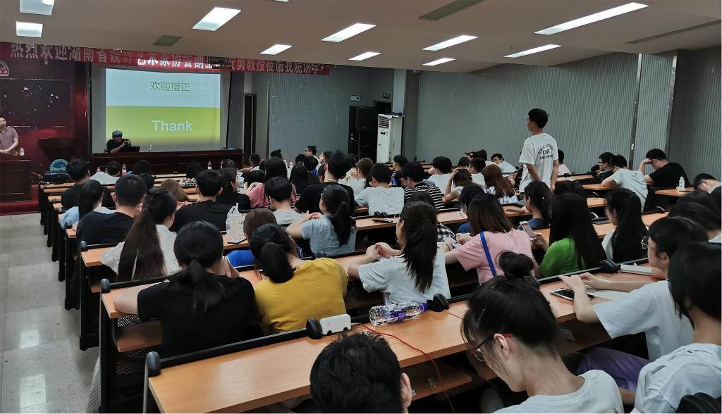 安勇教授解答学生的疑惑