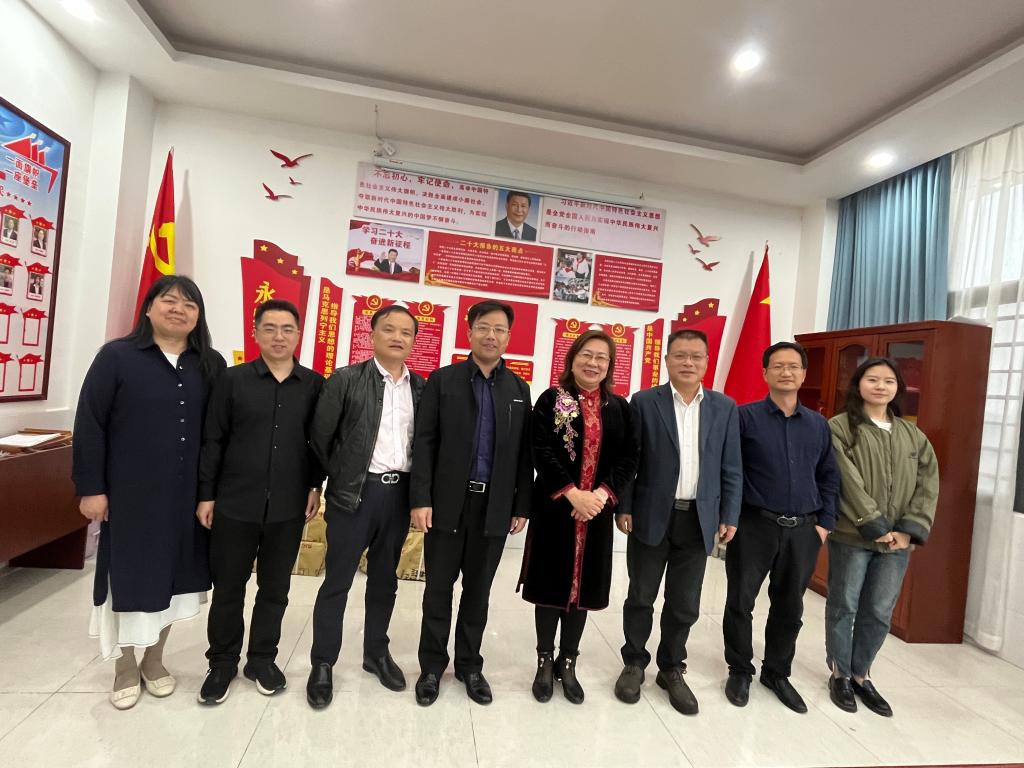 在双峰县文正学校调研交流
