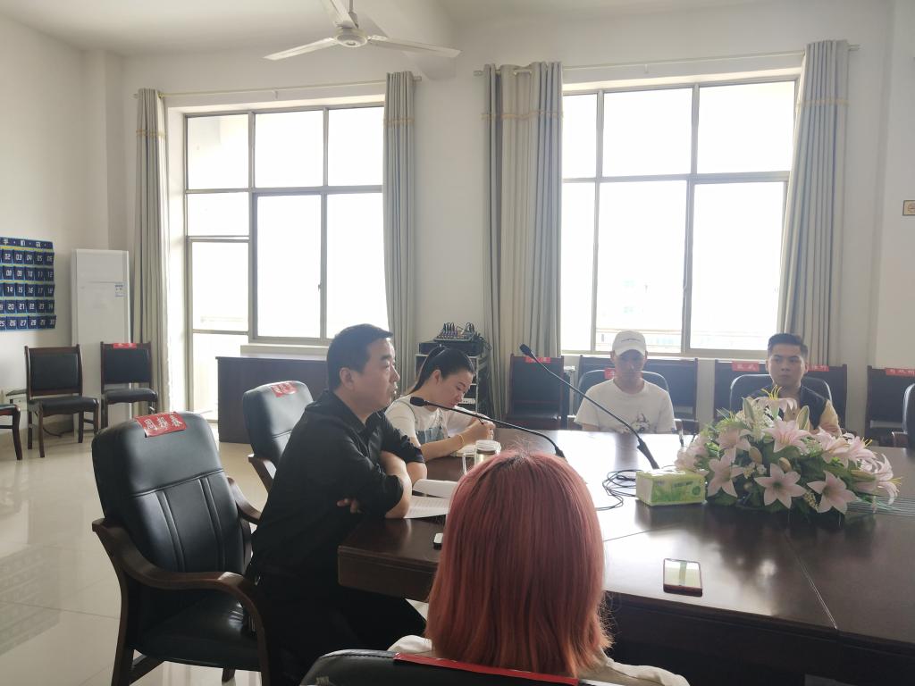 党总支书记周邦春上党课