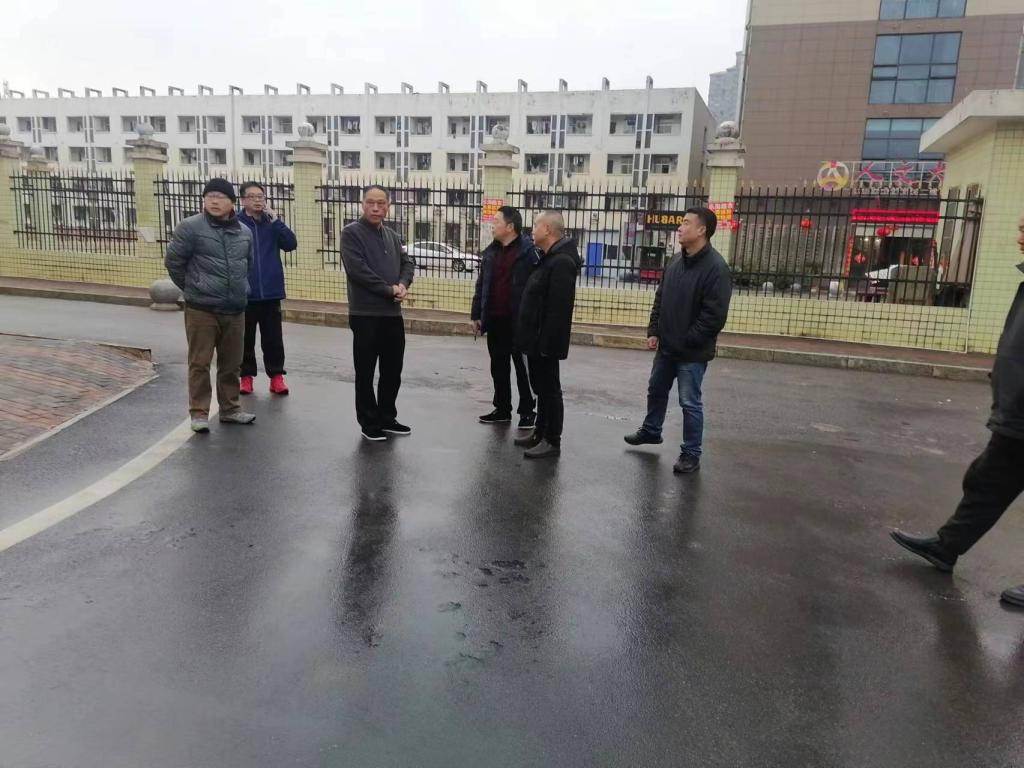 校长在拟建阳光公寓7#楼现场调度、指导工作