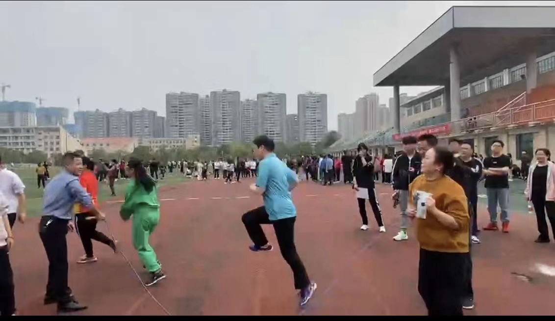 参加学校跳绳比赛