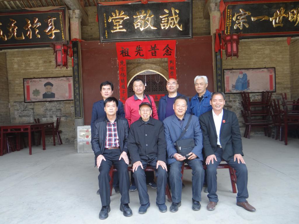 堂前合影