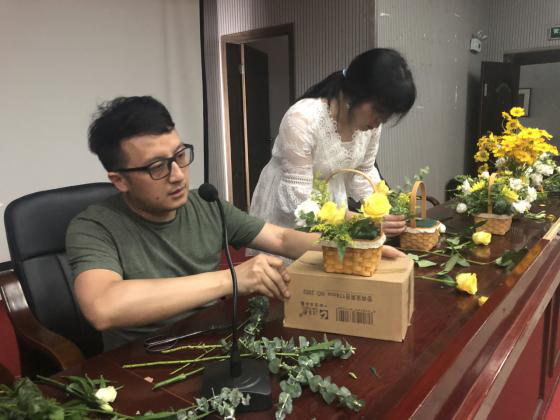 辛束老师用鲜花进行现场实操