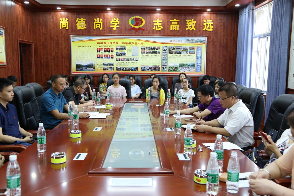 项目组主要负责人市卫健委刘时禄副主任教育学院院长刘超良教授等在双江中学做调研