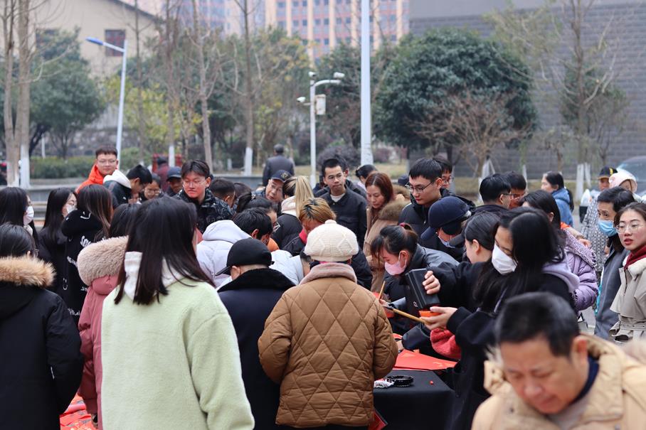 热闹的现场
