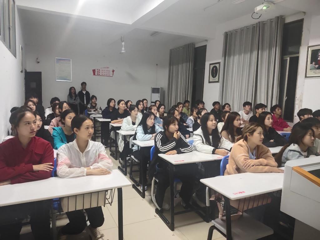 (团总支书记朱璐老师和同学们一起认真学习、阅读、观看资料视频)