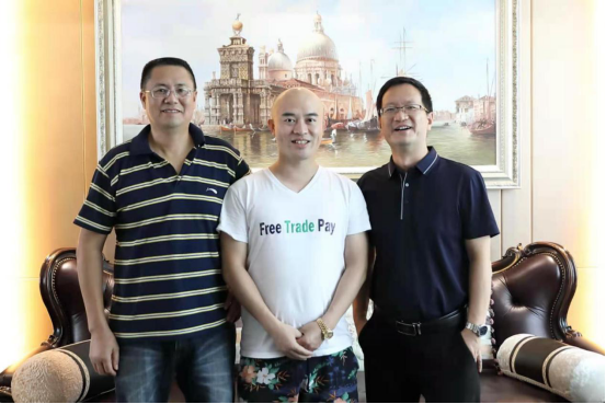 校友彭尚武(中间)与澳门十大赌博正规官网教师合影