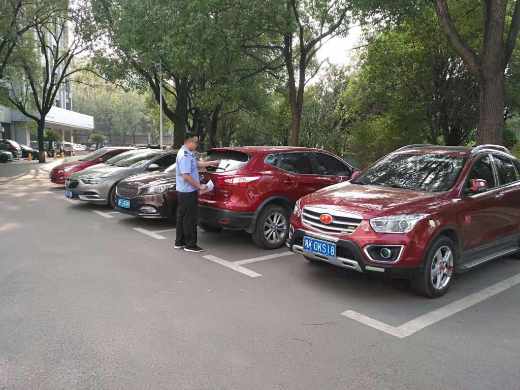 违规停车、发放规范停车提示单