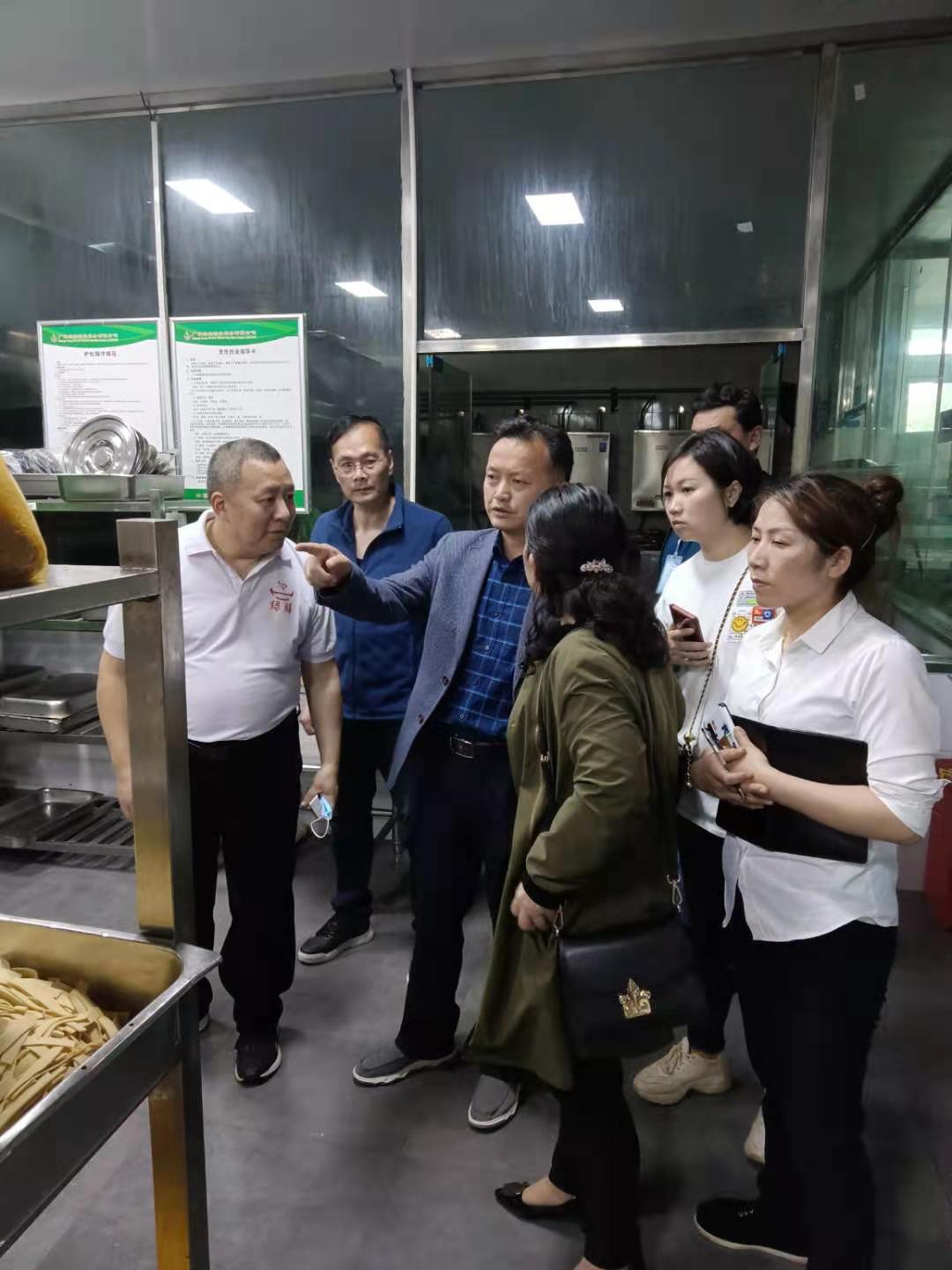图二:省检查组领导在娄底市、娄星区市场监管局有关部门人员带领下对澳门十大赌博正规官网托管食堂二楼广东绿膳公司、一楼长沙锦茂餐饮公司进行抽检