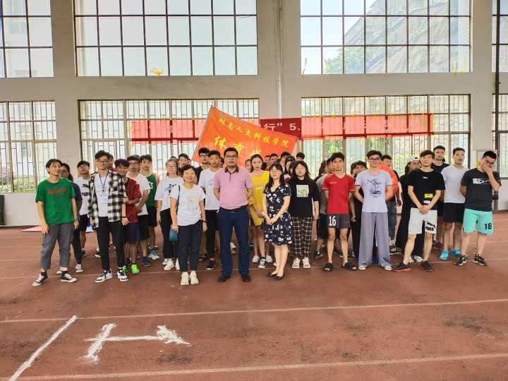 参赛队伍与老师合影