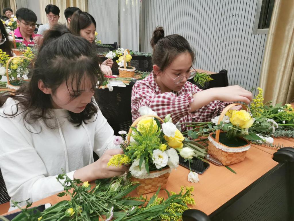 环境设计专业学生用鲜花进行现场实操--自然系的插花训练