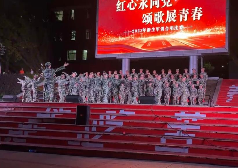 (我院新生在舞台上的精彩演出)