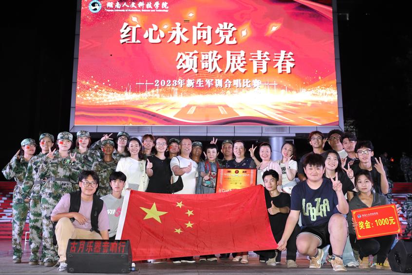 (领导老师及学生干部合影留念)