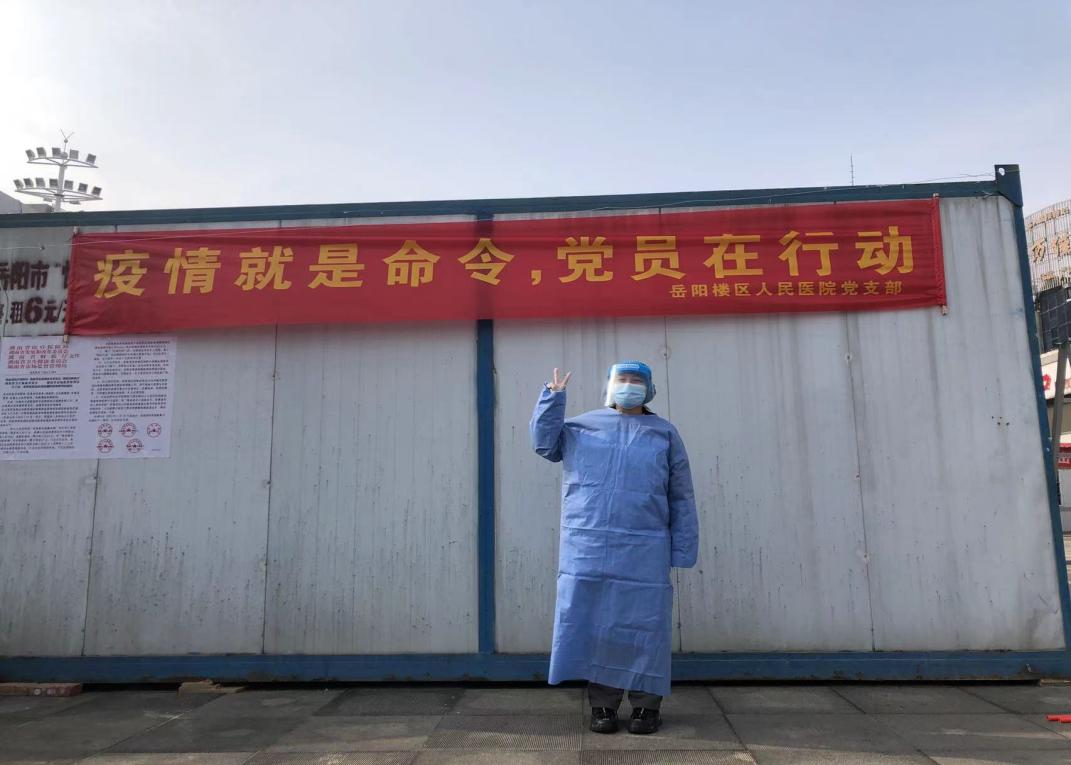文恬韵进行返乡人员核酸登记信息录入工作