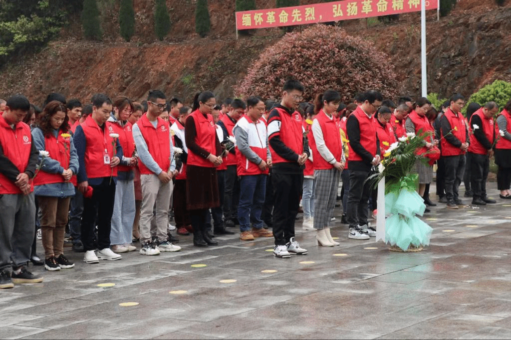 刘旺来到汨罗纪念碑前缅怀烈士