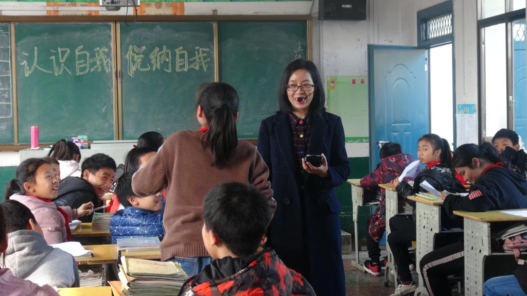 项目组主要成员杨红君老师为涟源伏口中学学生做团辅讲座