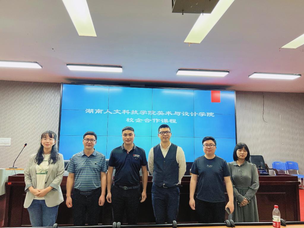 图一:校企合作专家教师合影