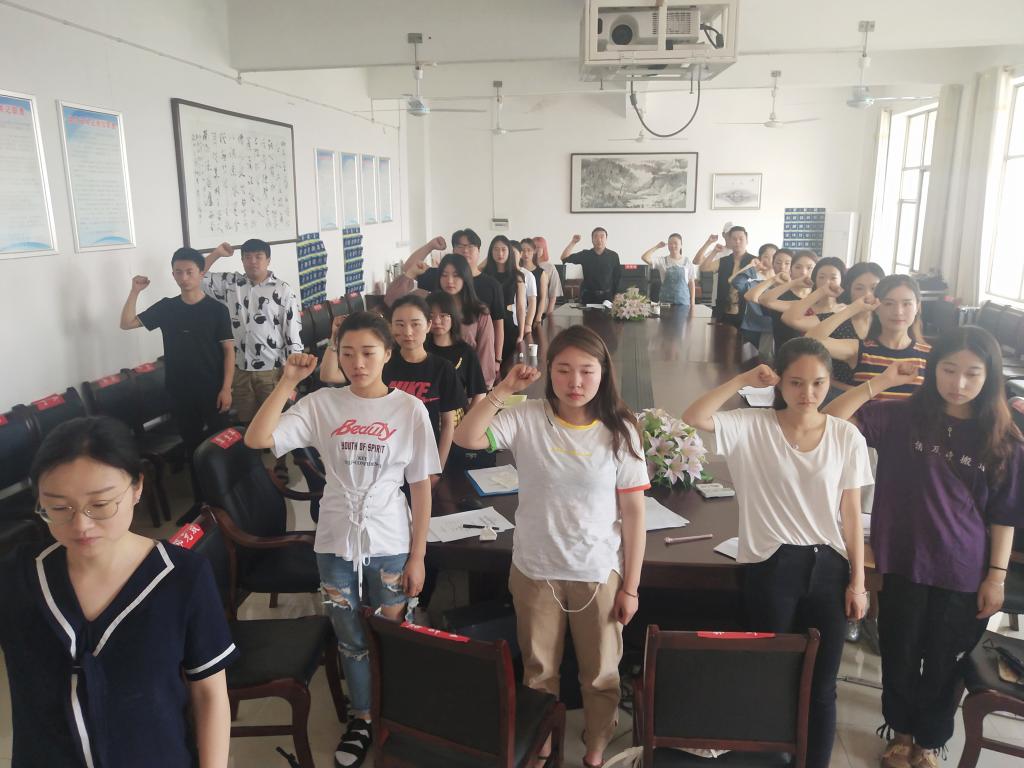 全体毕业生党员重温入党誓词