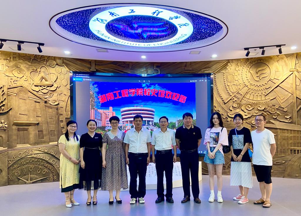 参观校史馆
